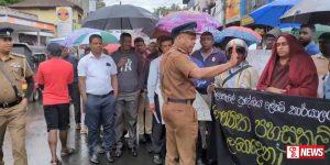 තලවකැලේ ප්රාදේශීය ලේකම් කාර්යාලයේ සේවකයින් උද්ඝෝෂණයක