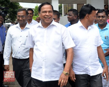 පියසේන ගමගේ අල්ලස් කොමිසමෙන්  පිටව යයි
