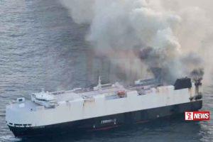 මෝටර් රථ 3000ක් සමග ගිනි ගත් නැව