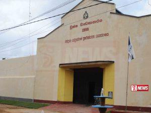 වහළය උඩ නැගී බූස්ස බන්ධනාගාරයේ රැඳවියන්