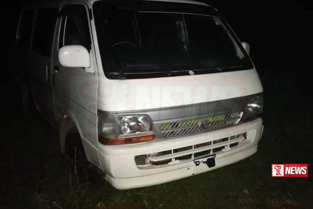 අතහැර දමා ගොස් තිබු  සුඛෝපභෝගී වෑන් රථයක් හමු වෙයි.