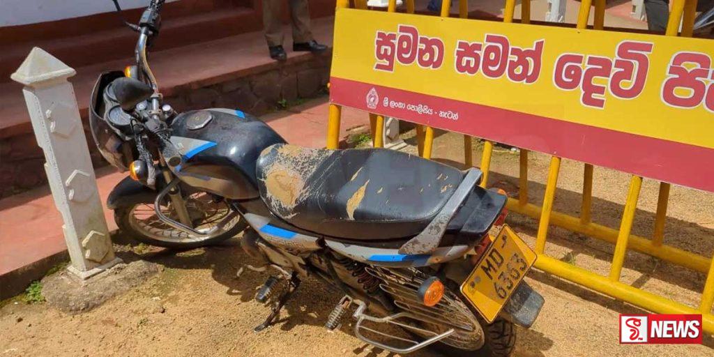 යතුරු පැදිය උස්සා පැය කිහිපයක් තුළ බඩුත් එක්කම සොරා අල්ලා ගනියි