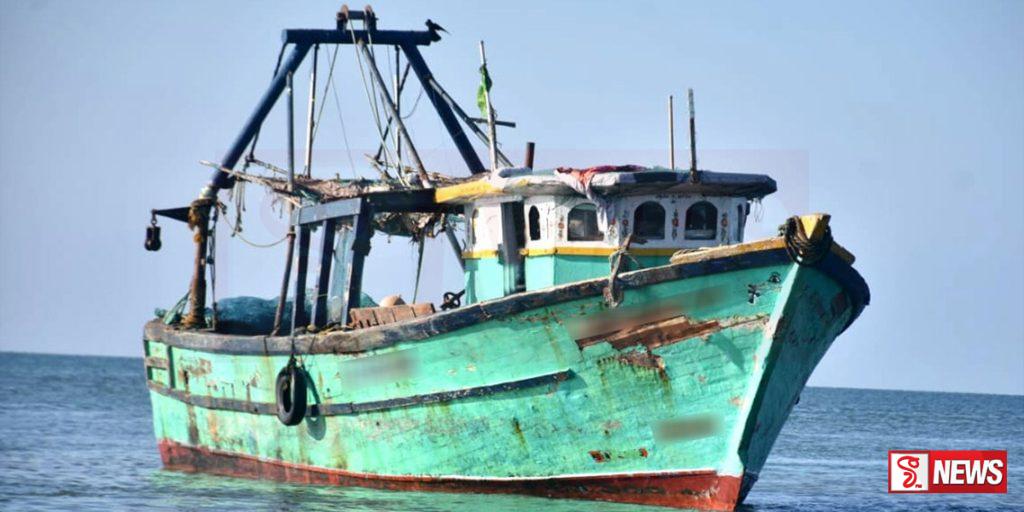 රළ පෙළට හසුවූ බෝට්ටුව පෙරළෙයි…