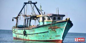 රළ පෙළට හසුවූ බෝට්ටුව පෙරළෙයි…