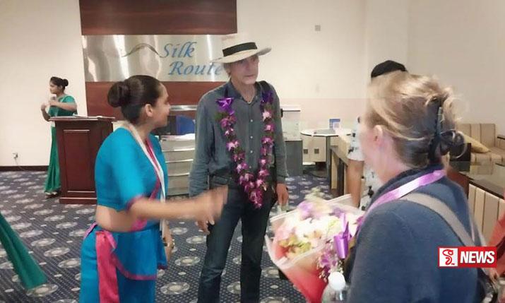 දිවයිනට පැමිණි හොලිවුඩ් නළු ජෙරමි අයන්ස්