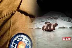 පොලිස් SI වරයෙක් සිය ගිනි අවියෙන් වෙඩි තබා ගෙන දිවි නසා ගනී