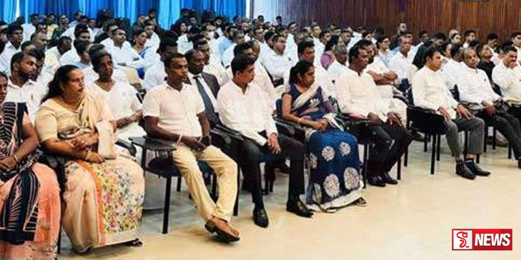 පුටුවෙන් පුංචි ආණ්ඩුවට ගිය සභිකයන් දිවුරයි