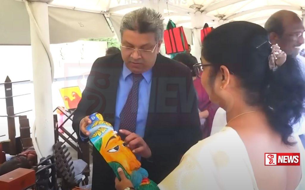 බන්ධනාගාර රැඳවියන් ඇමති ඉස්සරහා ශිල්ප දක්වයි