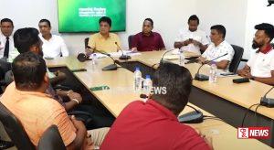 තරුණයෝ සෙට් එකක් සජිත් හමුවෙයි – VIDEO –