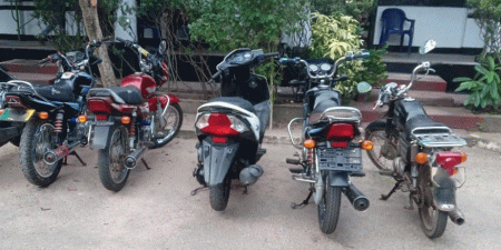 යතුරු පැදි ඉස්සූ තිදෙනෙක් අයිස් සමග කොටු