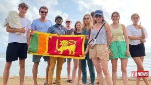 සංචාරකයින් ලක්ෂ 12 ක් ලංකාවට