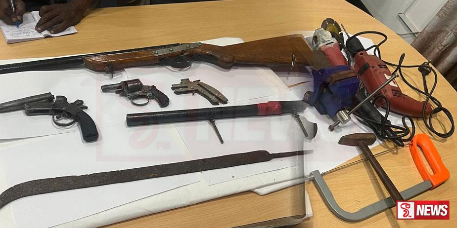 ගිනි අවි හතරක් සමග දෙදෙනෙක් කොටුවෙයි