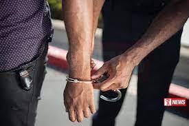 දුම්වැටි තොගයක් සමග පුද්ගලයෙකු අත්අඩංගුවට