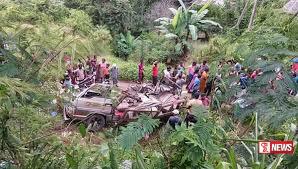 වෑන් රථයක් ප්රපාතයකට පෙරලීමෙන් 8 දෙනෙකු රෝහලට