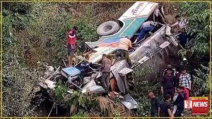 ඉන්දියාවේ බස් රථයක් සහ ට්රක් රථයක් එකිනෙකට ගැටෙයි