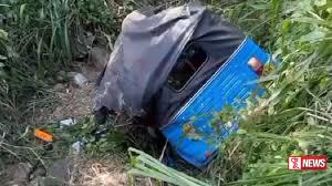 ත්රිරෝද රථයක් අඩි 100ක ප්රපාතයට පෙරලෙයි.