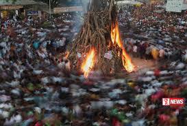 ඉන්දියාවේ ආගමික උත්සවයක් අතරතුර පුද්ගලයෙක් ජීවිතක්ෂයට