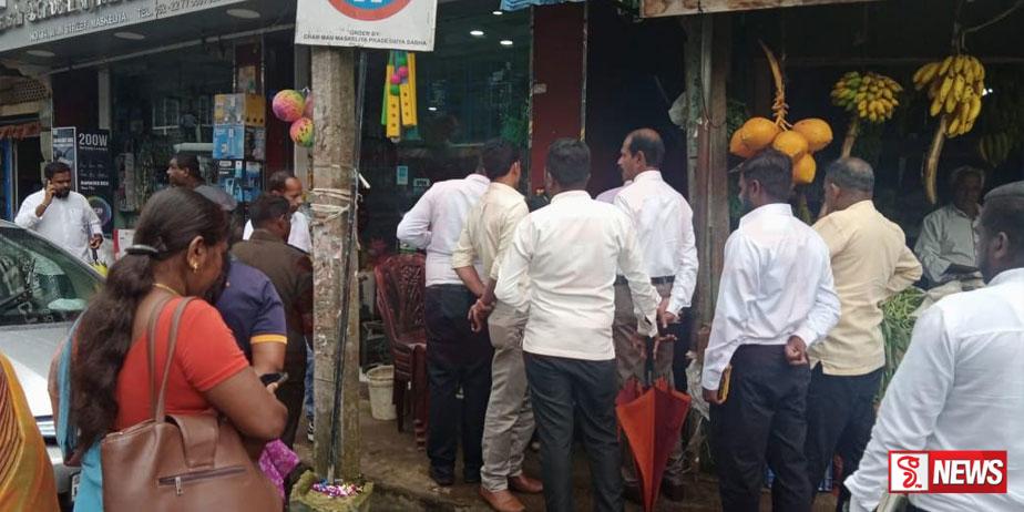 මස්කෙළියේ පදික වේදිකාවේ වෙළෙඳාමට තිත