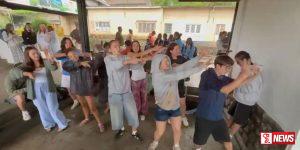 පමා වූ පොඩි මැණිකේ එනතුරු විදේශිකයන් නානුඔය ස්ටේෂමේ ගත්ත සුපිරි ආතල් එක – වීඩියෝ