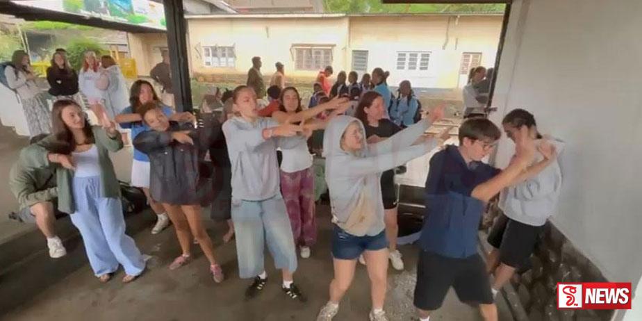 පමා වූ පොඩි මැණිකේ එනතුරු විදේශිකයන් නානුඔය ස්ටේෂමේ ගත්ත සුපිරි ආතල් එක – වීඩියෝ