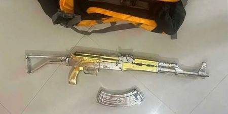 රන් ආලේපිත ටී56 ගිනි අවියේ පළමු සැකකාරියටත් ඇප