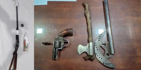 ගිනි අවි සහ ජීව උණ්ඩ සමග සිව් දෙනෙක් කොටුවෙයි