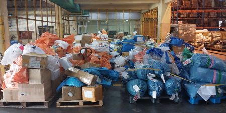 කටුනායක ගුවන් තොටුපොළ තුළ ලිපි සහ පාර්සල් ගොඩ ගැසෙයි