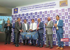 ශ්රී ලංකා ක්රිකට් ආයතනයෙන් පාසල් 690ට ක්රිකට් උපකරණ