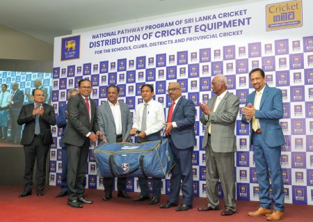 ශ්රී ලංකා ක්රිකට් ආයතනයෙන් පාසල් 690ට ක්රිකට් උපකරණ