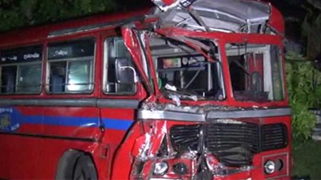 බස් රථ දෙකක් එකිනෙක ගැටීමෙන් 11 දෙනෙකු රෝහලට