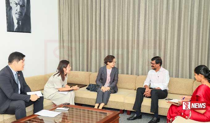 දකුණු කොරියානු තානාපතිනි හා ටිල්වින් සිල්වා  අතර හමුවක්