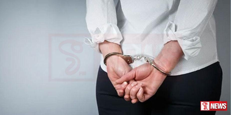 කැටපත් පවුරේ නම ලියූ තරුණියක් අත්අඩංගුවට
