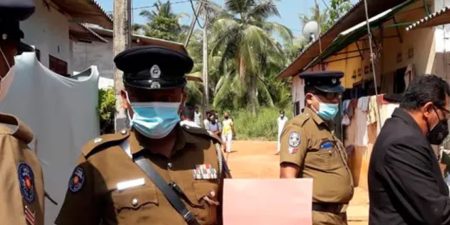 අලුත ඉපදුන බිලිදා ගෙදර මිදුලේ වලදාලා