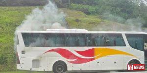 දක්ෂිණ අධිවේගී මාර්ගයේ බස් රථයක ගින්නක්