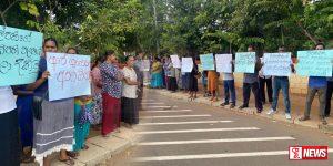 වැඩබලන විදුහල්පතිට එරෙහිව දෙමාපියන් මහ පාරට