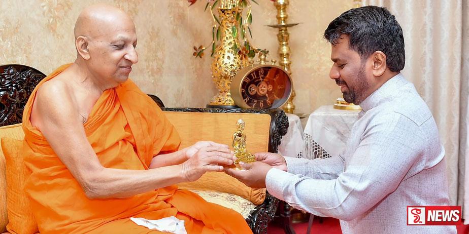 ජනපති මල්වතු අස්ගිරි මහ නාහිමිවරුන් බැහැ දකියි