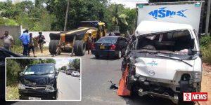 ටිපර් රථය රෝද දෙකක් ගැලවෙන්නම සිදු වූ රිය අනතුර