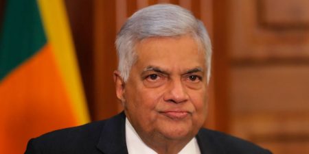 රනිල් සිංගප්පූරුව බලා පිටත්ව යයි