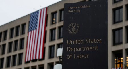 ඇමරිකාවේ රාජ්ය සේවකයින් තොග පිටින් ඉල්ලා අස් වෙයි