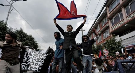 සමාජ මාධ්ය නිසා නේපාලය උණුසුම් !