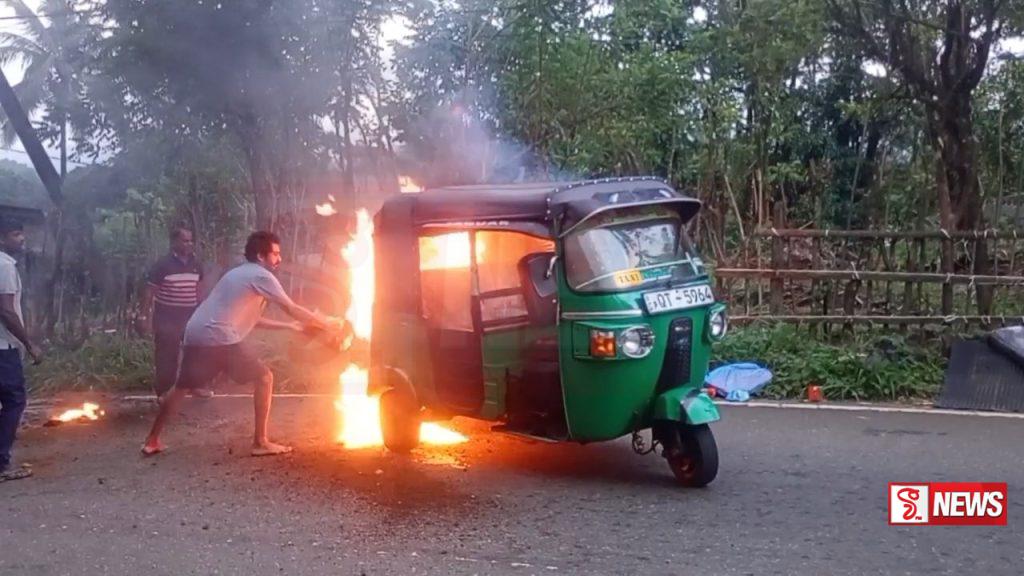 නාවලපිටියේ දී ත්රීරෝද රථයක් ගිනි ගනී