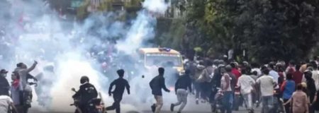 නේපාල බන්ධනාගාර දෙකක් විරෝධතාකරුවන් විසින් බිද දමයි