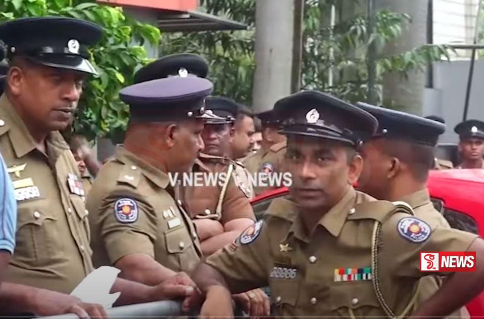 ලංවිම ප්රධාන කාර්යාලය ඉදිරිපිට උණුසුම්