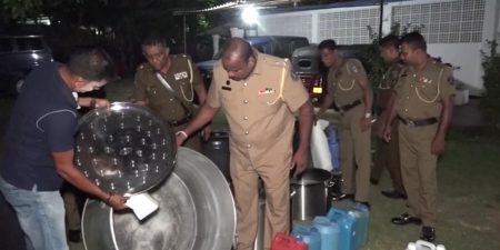 අයිස් මත්ද්රව්ය සැකසීමට ගත් රසායනික ද්රව්ය ලීටර් 52ක් හම්බන්තොට නිවාඩු නිකේතනයකින් මතුවෙයි