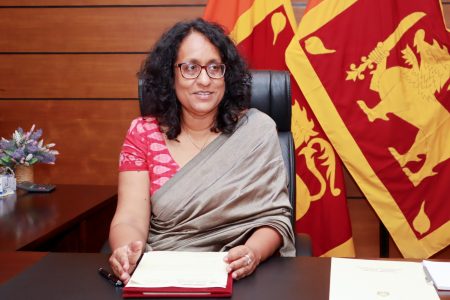 අන්තර් විශ්වවිද්යාල විද්යායතන ශිෂ්ය ක්රියාකාරි සාමාජිකයන් හා හරිනි අමරසූරිය මෙනවිය අතර සාකච්ඡාවක්