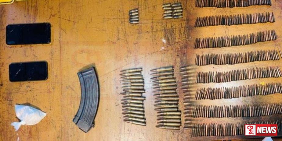 ව්යාජ අංක තහඩු සහ ජීව පතරොම් 458ක් සමග අයෙක් අත්අඩංගුවට