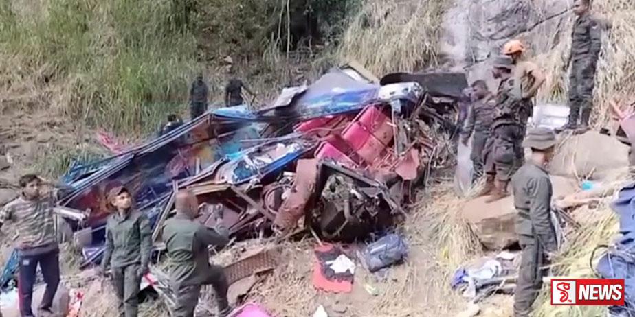 ඇල්ල බස් අනතුරෙන් තංගල්ල නගර සභාවේ ලේකම් ඇතුළු 15ක් මරුට