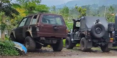 නීති විරෝධීව එකලස් කරමින් තිබූ ජීප් රථ දෙකක් පොලිස් භාරයට