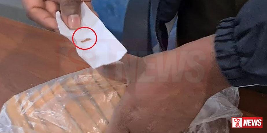 පෙති පාන් එක්ක බේකරියෙන් ඇඟිල්ලක සමේ කොටසක්