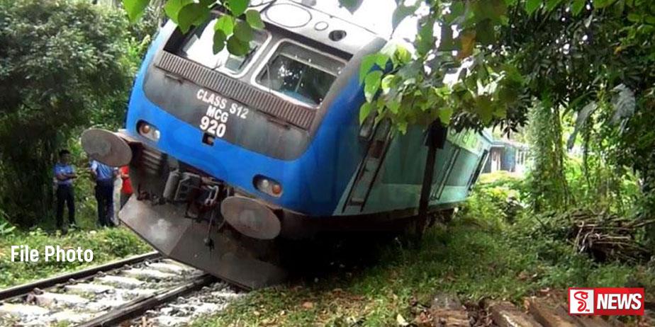 කැලණිවැලි මාර්ගයේ දුම්රියක් පීලි පනී